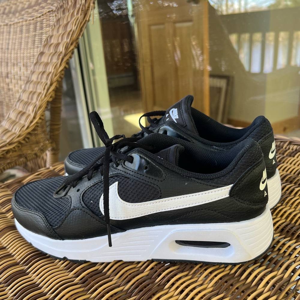 NWOB WOMENS NIKE AIR SNEAKERS